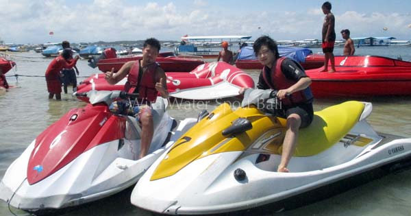 Mengendarai Jet Ski Di Tanjung Benoa Bali