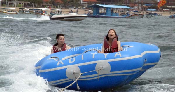 Rolling Donut Tanjung Benoa - 10 Wahana Water Sports Favorit Wisatawan Indonesia