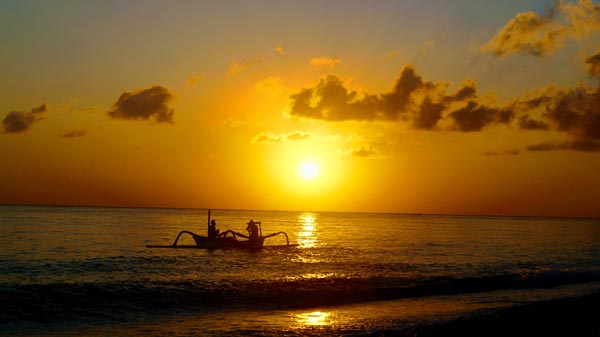 Melihat Pemandangan Sunrise Amed Di Tengah Laut