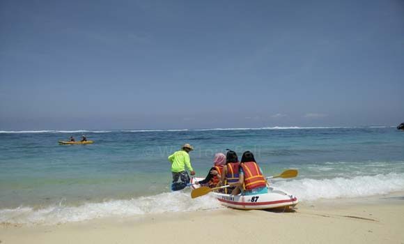 Aktivitas Naik Kano Di Pandawa Beach