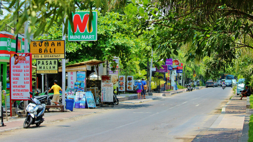 Jalan Raya Menuju Lokasi Pantai Geger Bali