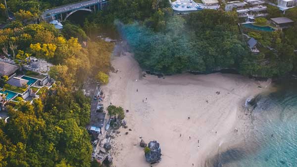 Pemandangan udara Pantai Padang-Padang dengan pasir putih dan perairan biru yang jernih di Bali