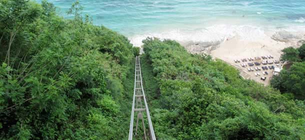 Rel Eskalator/Gondola Di Karma Beach Bali