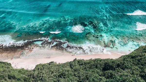 Pemandangan Tebing Pantai Nyang Nyang Uluwatu Bali