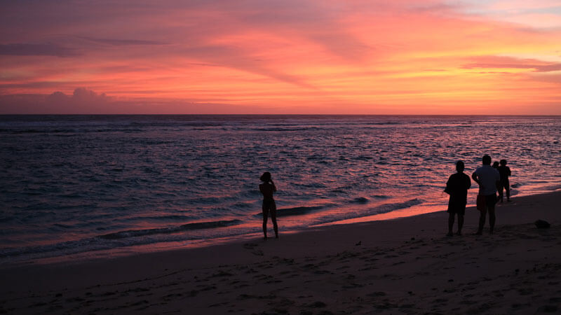 Pemandangan matahari terbenam di Pantai Gunung Payung