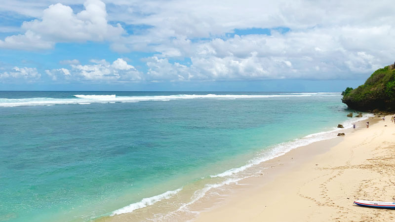 Pemandangan Pantai Gunung Payung dengan pasir putih dan air biru kristal