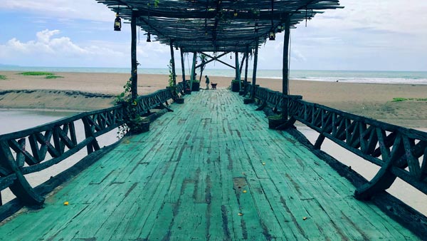 Jembatan Kayu Putih Beach Spot Foto Instagrammable