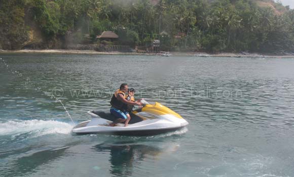 Mengendarai Jet Ski - 8 Permainan Water Sports Untuk Anak Di Bali