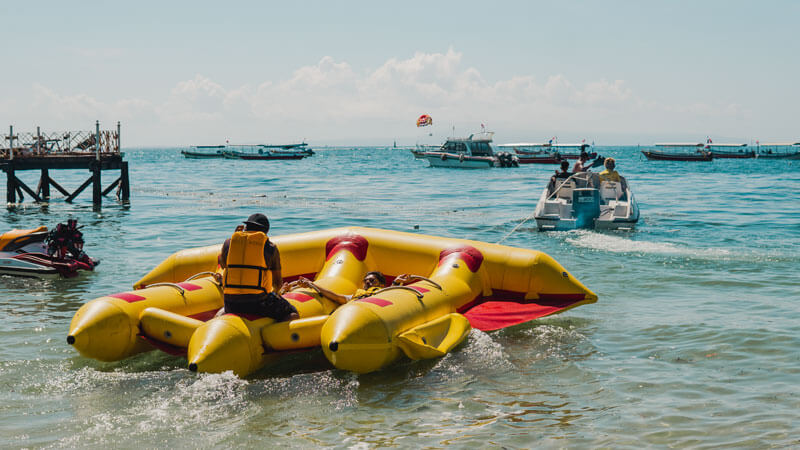 Wisatawan menikmati aktivitas Flying Fish di pantai Tanjung Benoa, Bali, cocok untuk non-perenang.