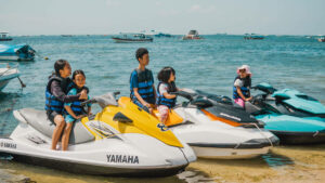 Keluarga bersenang-senang dengan jet ski di Bali, sempurna untuk pengunjung dari segala usia yang tidak bisa berenang.