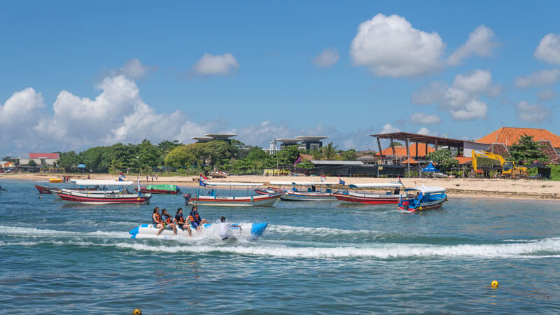 Wisatawan non-perenang menikmati berkendara Banana Boat di Tanjung Benoa, Bali