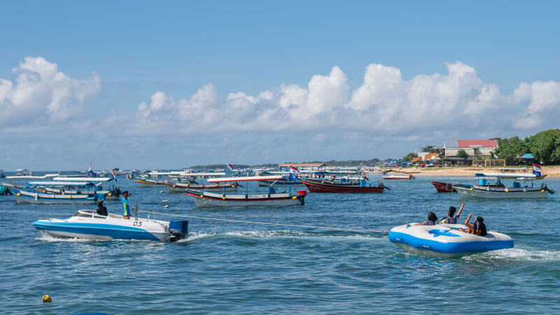 Pengunjung merasakan kegembiraan Rolling Donut di perairan Tanjung Benoa, Bali, sesuai untuk semua usia dan non-perenang.