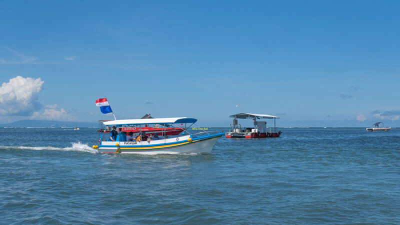 Wisatawan menikmati tur Glass-Bottom Boat menuju Pulau Penyu di Tanjung Benoa, Bali, ideal untuk pengunjung dari semua usia.