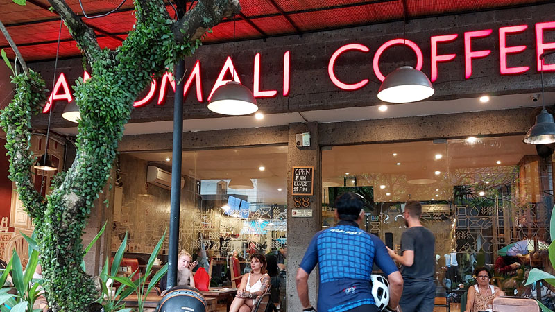 Pengunjung Menikmati Waktu di Anomali Coffee. Salah Satu Dari 10 Tempat Nongkrong Murah di Ubud