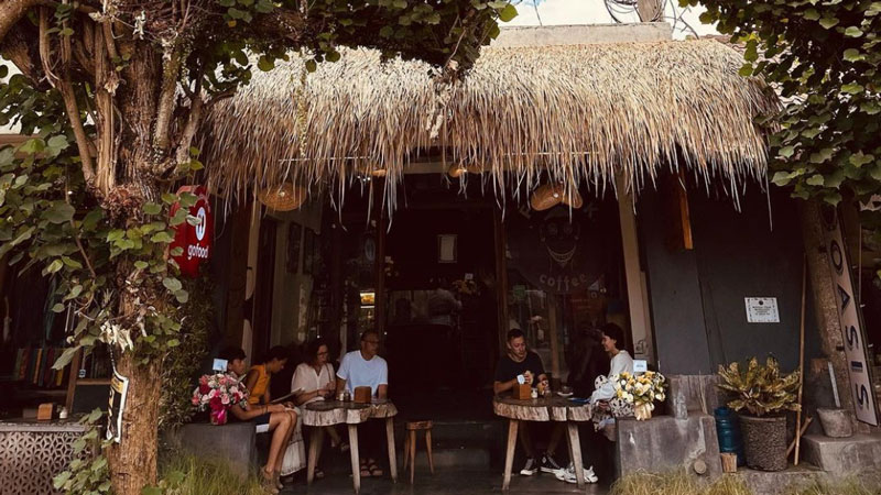 Suasana santai di depan Freak Coffee Ubud 