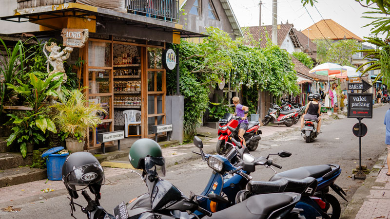 Parkir motor di depan Seniman Coffee Studio Ubud