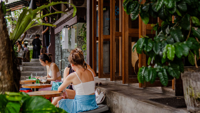 Wisatawan menikmati kopi di Seniman Coffee Studio, tempat nongkrong asyik di Ubud. Salah Satu Dari 10 Tempat Nongkrong Murah di Ubud