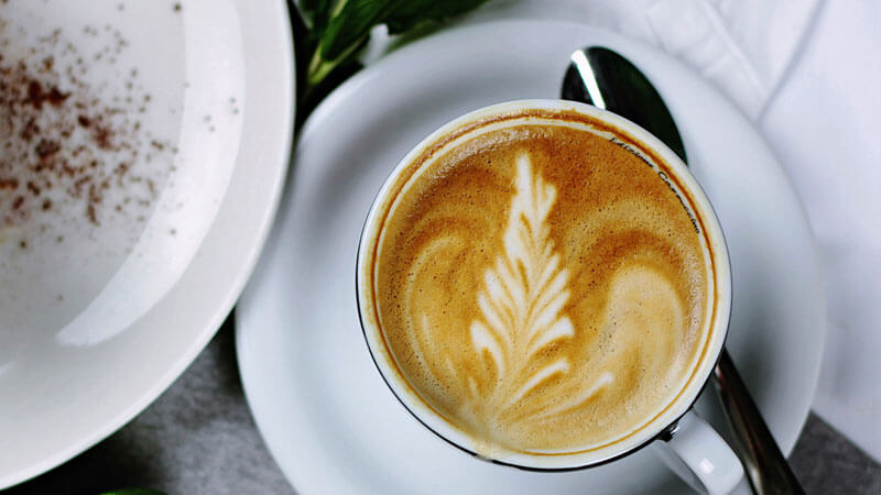 Cangkir kopi dengan latte art