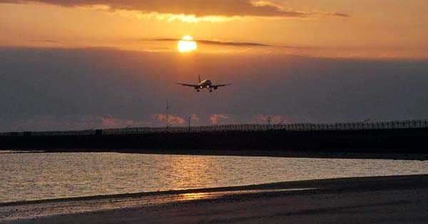 Pantai Kelan Bali Pemandangan Sunset Pesawat Terbang