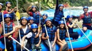 Keluarga bahagia arung jeram di Bali. Salah satu dari 10 Tips Arung Jeram di Bali Bersama Anak adalah wajib menggunakan perlengkapan keselamatan.