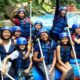 Keluarga bahagia arung jeram di Bali. Salah satu dari 10 Tips Arung Jeram di Bali Bersama Anak adalah wajib menggunakan perlengkapan keselamatan.