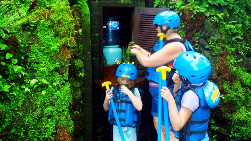 Persiapan keluarga untuk rafting di Bali.