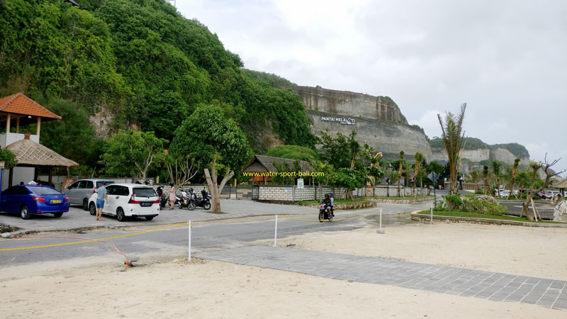 Area Parkir Kendaraan Melasti Beach Bali