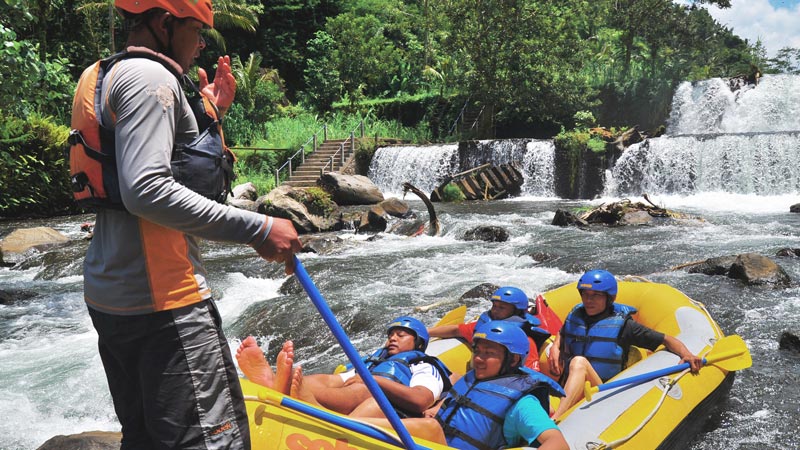 Instruksi Guide Bali Rafting Saat Perahu Menabrak Batu