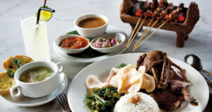 Hidangan khas Bali yang lezat disajikan di restoran lokal.