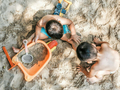 Anak-anak bermain pasir di pantai Bali