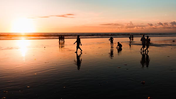 10 Aktivitas Dan Kelebihan Kuta Untuk Liburan Keluarga Di Bali