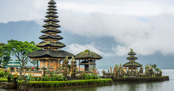 Pura Ulun Danu Di Tengah Danau Beratan Bedugul