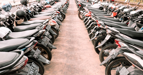 Tempat Parkir Sepeda Motor Di Pantai Canggu