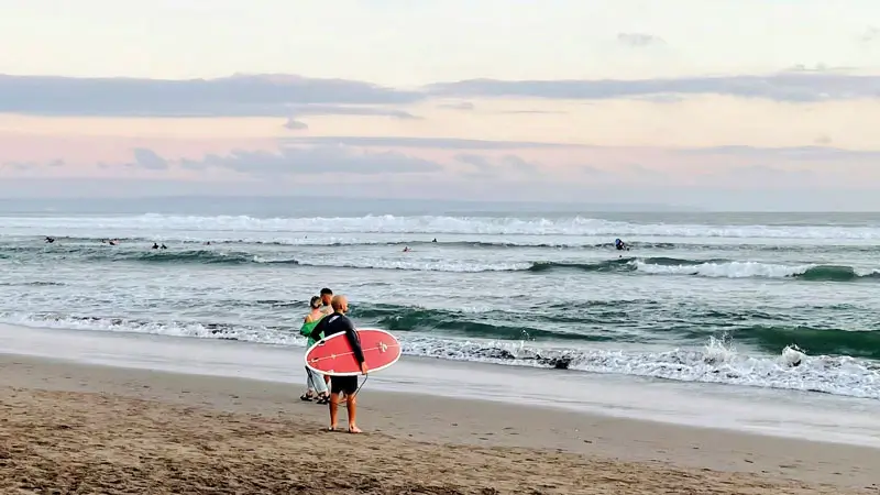 Peselancar bersiap menangkap ombak di Pantai Batu Bolong, Canggu