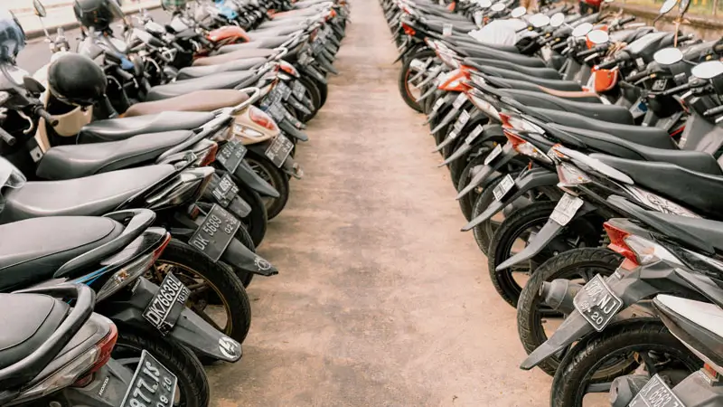 Deretan sepeda motor yang diparkir di Canggu, Bali