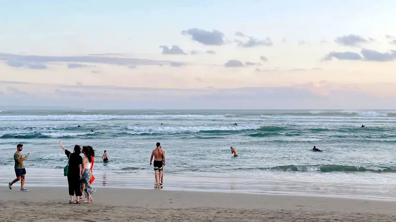 Pengunjung menikmati indahnya matahari terbenam di Pantai Batu Bolong