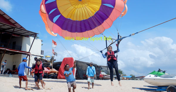 Terbang Menggunakan Parasailing di Pantai Tanjung Benoa Bali