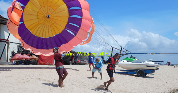 Wahana Single Parasailing Di Pantai Tanjung Benoa Bali