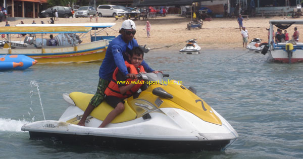 Aktivitas Mengendarai Jet Ski Di Tanjung Benoa