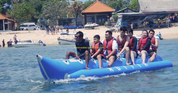 Naik Banana Boat Di Pantai Tanjung Benoa Bali