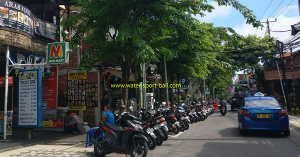 Suasana Jalan Legian Bali Di Siang Hari