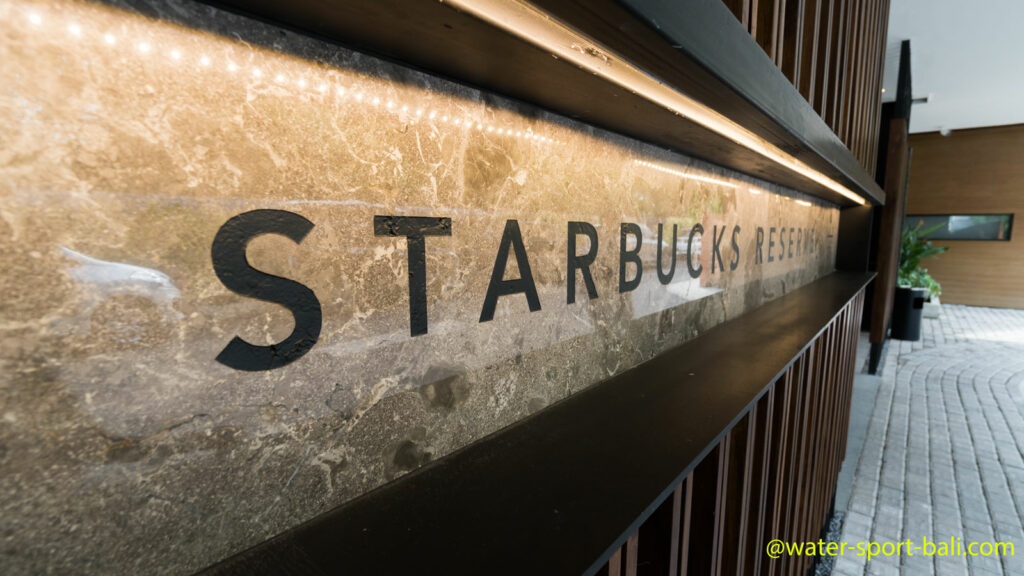 Nama Starbucks Reserve Di Depan Pintu Masuk Utama