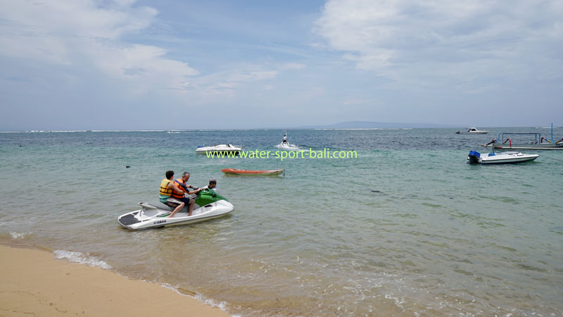 Mengendarai Jet Ski Tanpa Instruktur Di Pantai Sanur