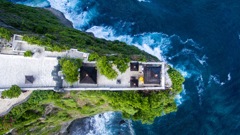 Pura Uluwatu yang megah di atas tebing dengan latar Samudra Hindia. 20 Tempat Wisata Untuk Dikunjungi Bali