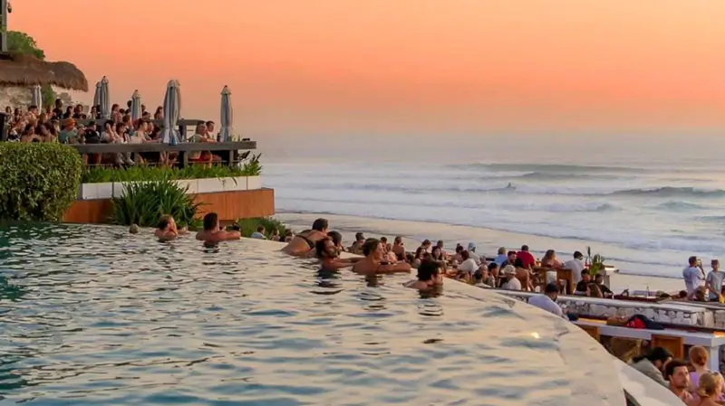 Suasana sunset dan kolam renang di Single Fin Uluwatu dengan pemandangan laut Bali