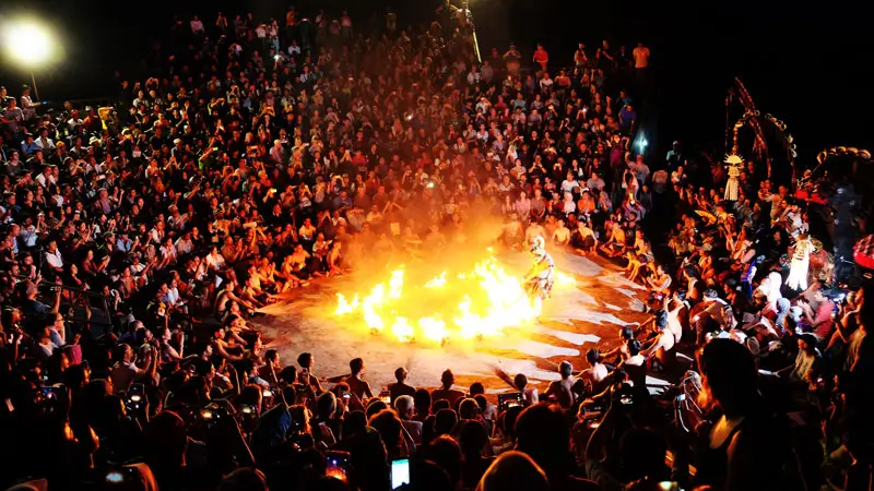 Aktivitas liburan populer menonton Pertunjukan Tari Kecak di Uluwatu dengan lingkaran api dan penonton yang memenuhi arena