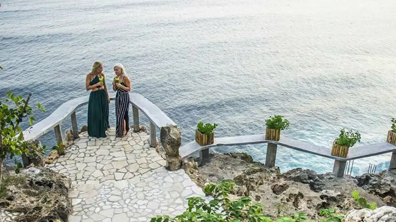 Dua wisatawan menikmati pemandangan laut di Malini Agropark Uluwatu Bali