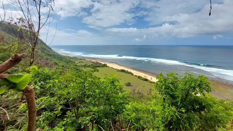 Aktivitas liburan populer mengunjungi Pantai Nyang-Nyang Uluwatu dengan pemandangan laut dan pasir putih