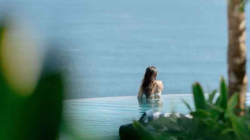 Kolam renang infinity dengan pemandangan laut di Savaya Bali, dayclub eksklusif di Uluwatu