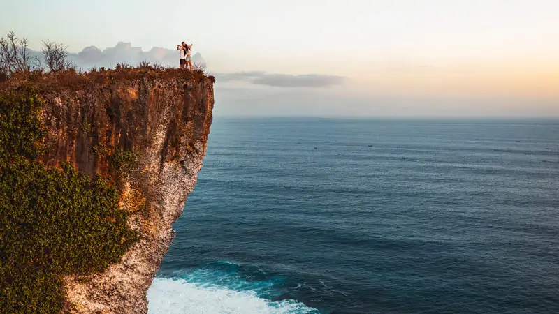 Tebing Karang Boma Uluwatu dengan pemandangan laut dan sunset dramatis